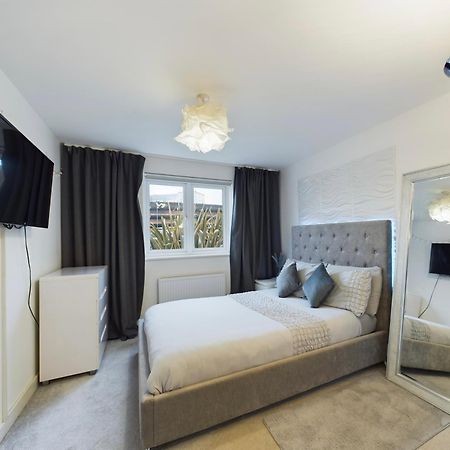 Modern 2 Bed City Apartment With Private Parking 스완지 외부 사진