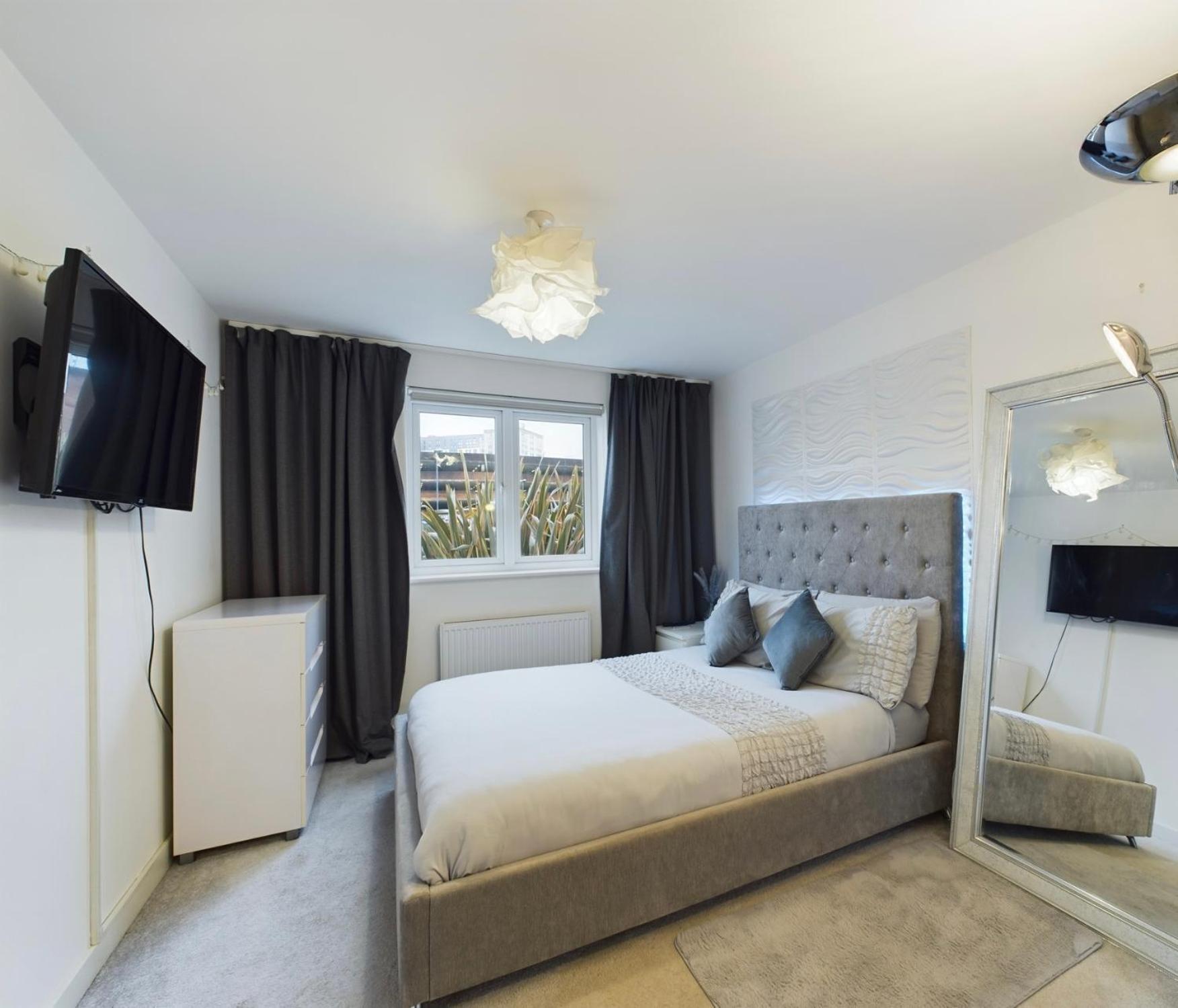 Modern 2 Bed City Apartment With Private Parking 스완지 외부 사진